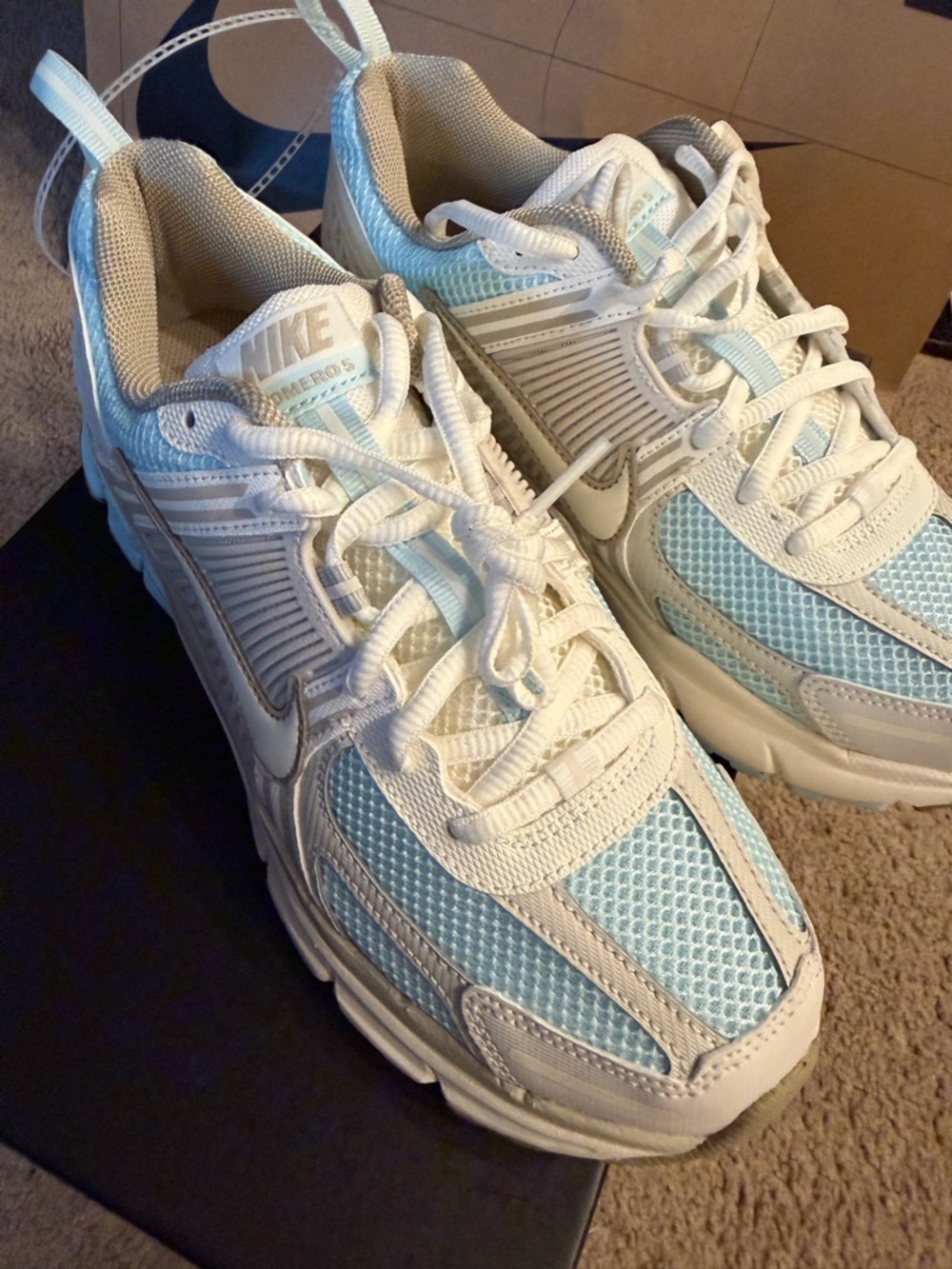 Nike Vomero 5 in Light Blue and White - Picture 2 of 5